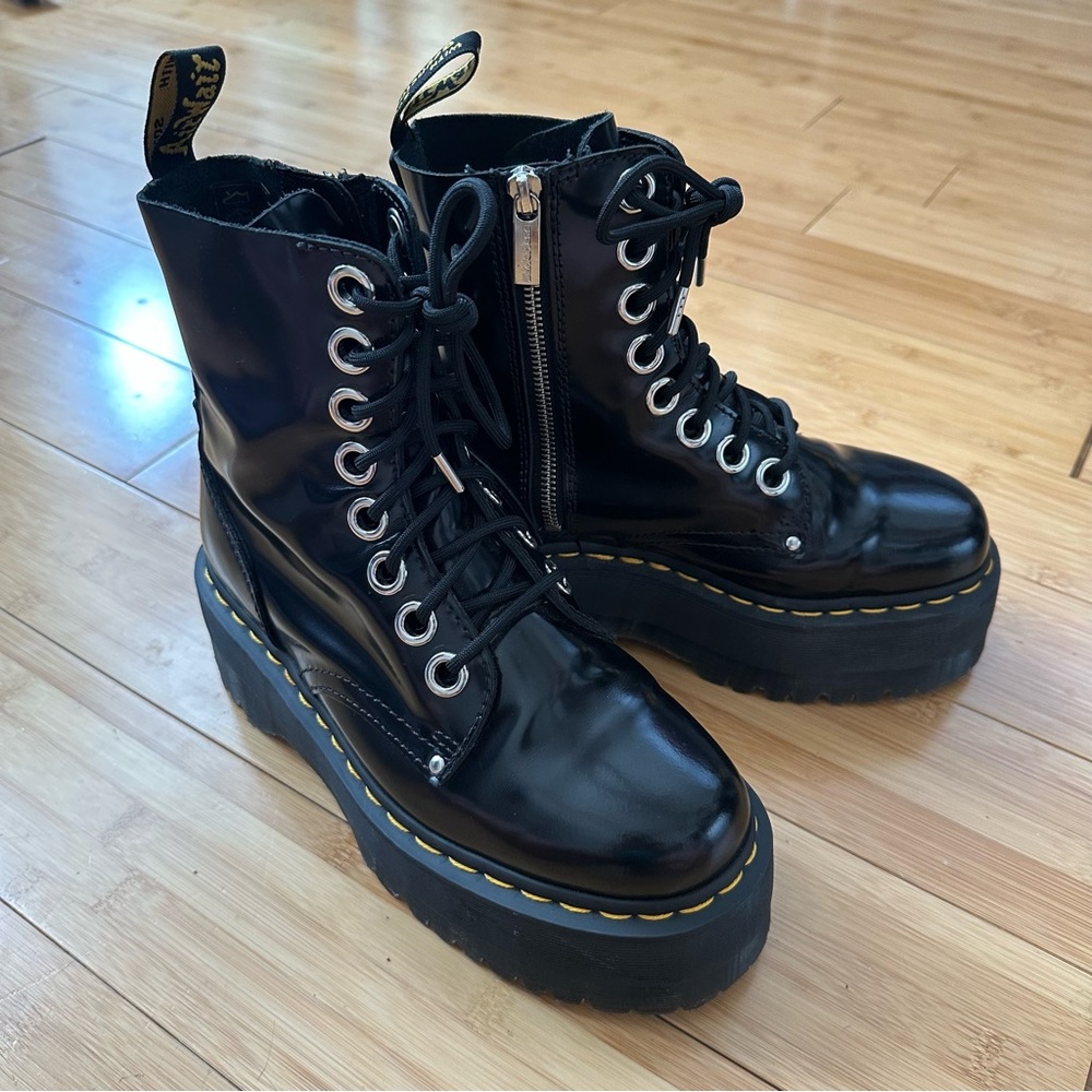 Dr. Martens Jadon Max Platform Lace-Up Boot - 7 - Black